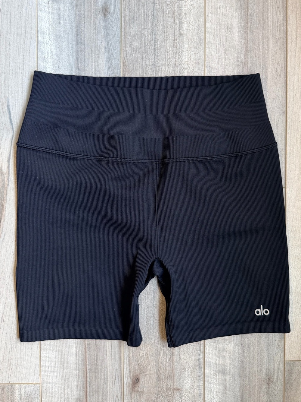 ALO 5” Seamless Ribbed Favourite Short - Picture 2 of 6